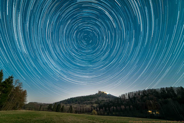 Startrail mit Burg Hohenzollern