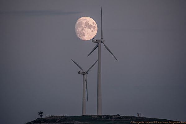 Mondaufgang am Windpark auf dem Himmelberg