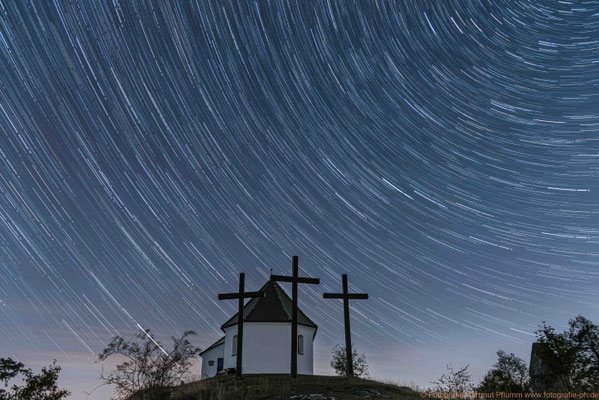 Startrail an der Salmendinger Kapelle in Burladingen-Salmendingen