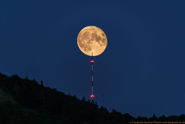 Vollmond am Sendemast auf dem Raichberg