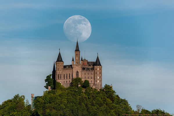 Mondaufgang an der Burg Hohenzollern