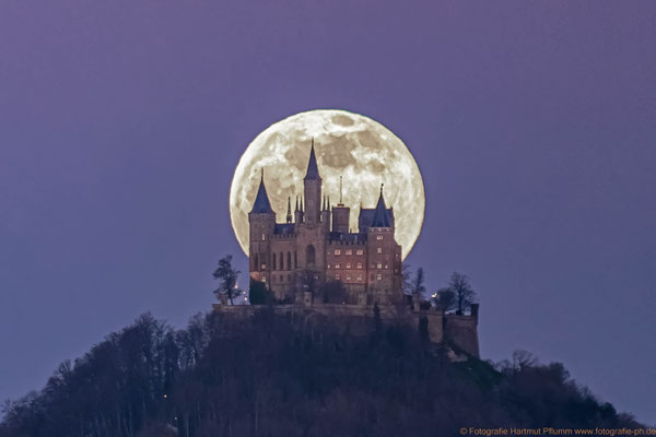 Vollmondaufgang an der Burg Hohenzollern