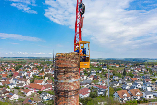 Der Rückbau des 53 m hohen Kamins beginnt