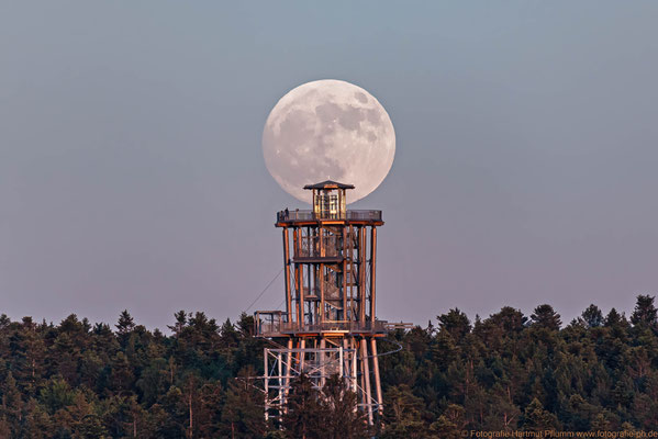 Mondaufgang am Aussichtsturm Himmelsglück