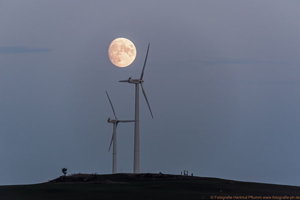 Mondaufgang am Windpark auf dem Himmelberg