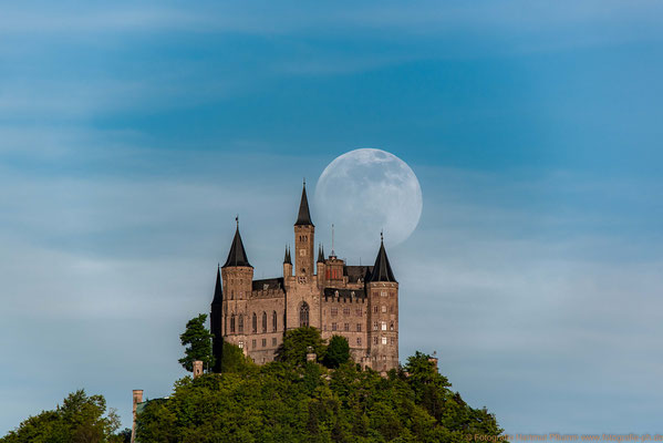 Mondaufgang an der Burg Hohenzollern