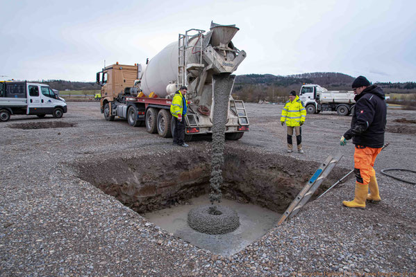 Das erste Fundament für die Stützen wird gegossen