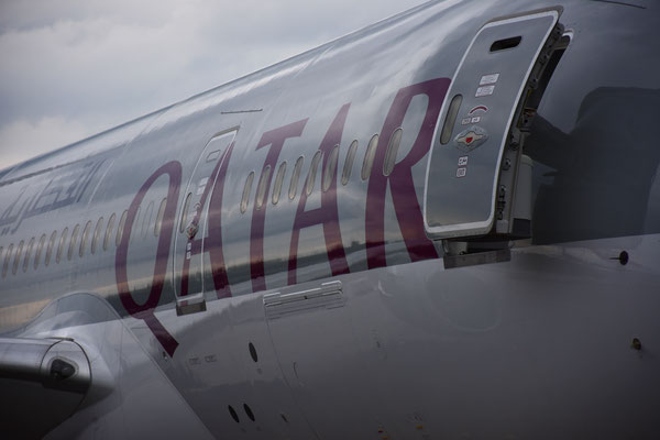 Eine Boeing 787 Dremliner der Qatar am Flughafen Zürich, 26.06.16