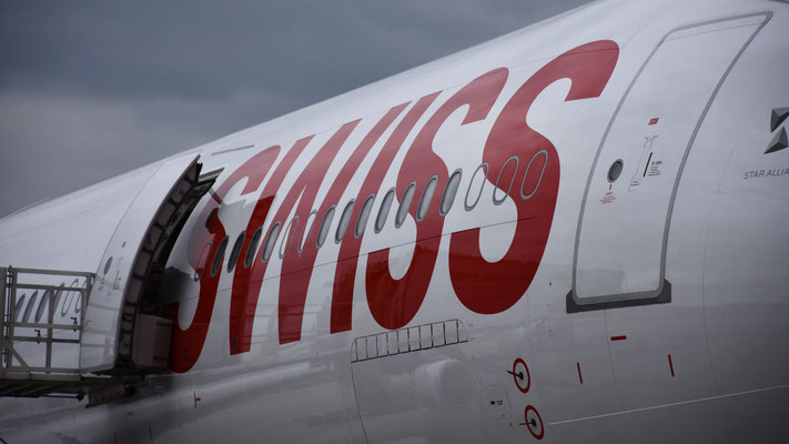 Ein Airbus A340-300 der Swiss am Flughafen Zürich, 26.06.16