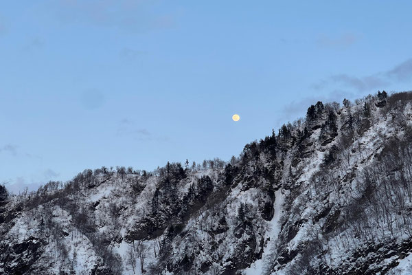 雪山と浮かぶ月