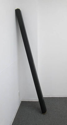 ブラック スラッシュ ブラック ストライプ：Black Thrash Black Stripe　2017　　アクリル、寒冷紗、 MDFボード：acrylic on MDF board covered with cotton fiber　　h.180.0 × w.12.0 × d.8.0 cm