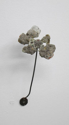 slag　2016　陶（灰、陶土、ガラス）、真鍮、鉄：ceramic, brass, iron　h. 26.0 × w. 9.0 × d. 10.0 cm