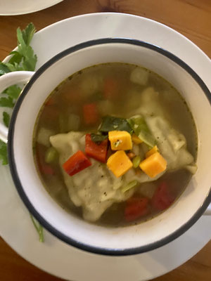 Gemüsebrühe mit Maultaschen