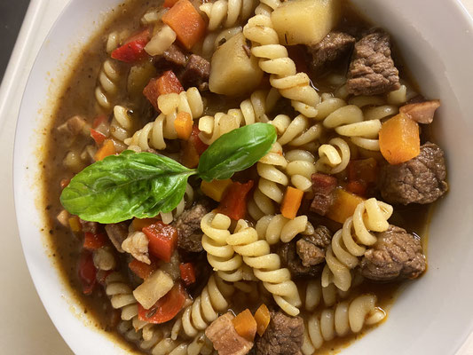 Gulasch mit Spirelli 