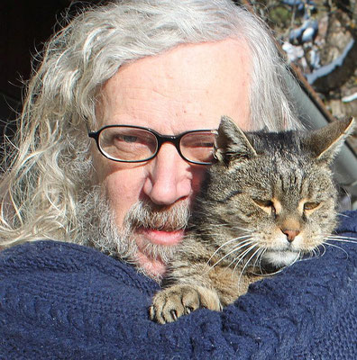 Josef Taucher mit seinem sturmalten Kater Pinzzi