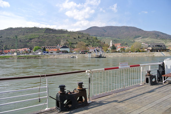 Fahrt mit der Rollfähre über die Donau von Spitz nach Arnsdorf