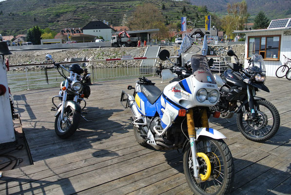 Fahrt mit der Rollfähre über die Donau von Spitz nach Arnsdorf