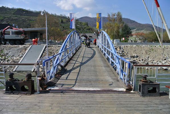 Fahrt mit der Rollfähre über die Donau von Spitz nach Arnsdorf