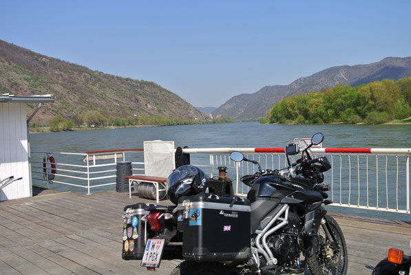 Fahrt mit der Rollfähre über die Donau von Spitz nach Arnsdorf