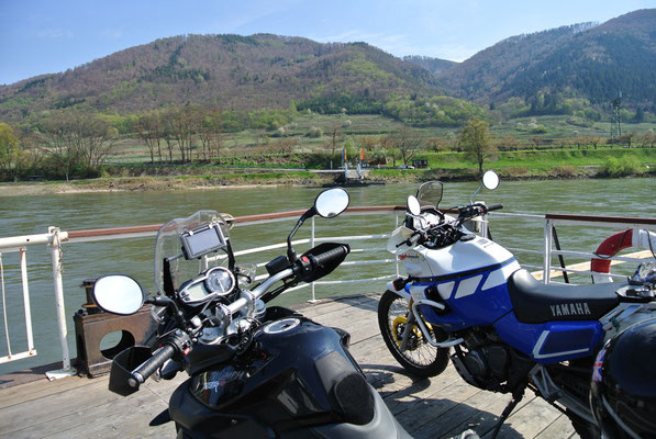 Fahrt mit der Rollfähre über die Donau von Spitz nach Arnsdorf