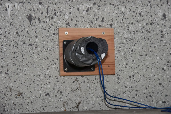 Lautsprecher am Lüftungsloch der Garage