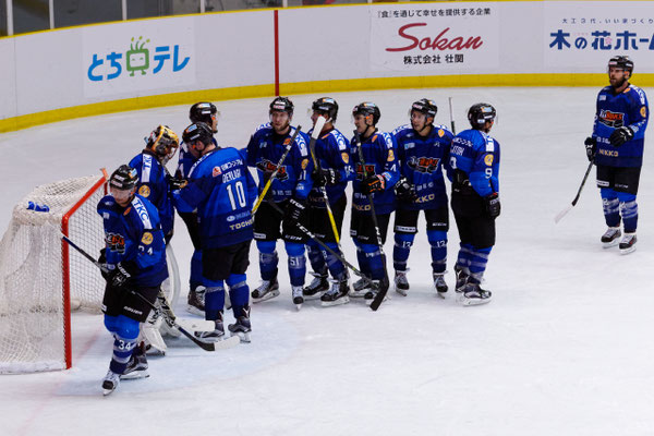 アイスバックス vs チャイナドラゴン: 勝利を喜ぶアイスバックス