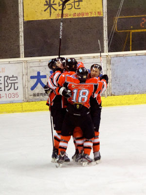 アイスバックス コゼック選手が2点目のゴールで4-1と差を広げます