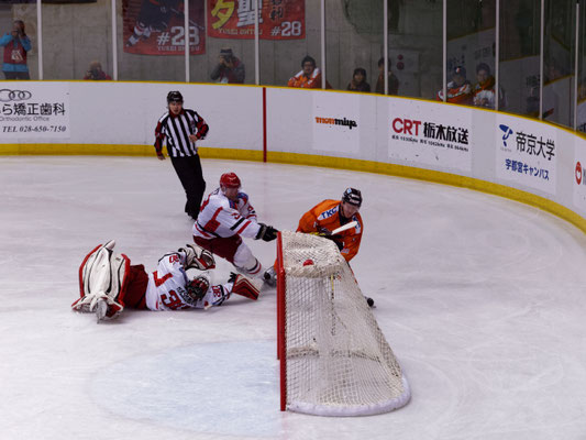 アイスバックス vs チャイナドラゴン: ディレイゴ選手がゴーリーをかわしてガラ空きのゴール前へ