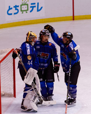 アイスバックス vs チャイナドラゴン: 勝利を喜ぶアイスバックス