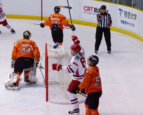 アイスバックス vs チャイナドラゴン: ヤン選手のゴール