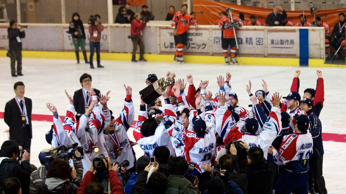 王子イーグルスはキャプテン斉藤哲也選手を中心に優勝を喜ぶ