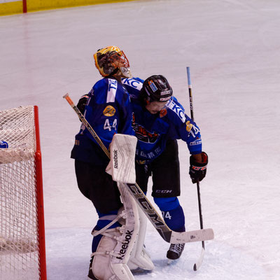 アイスバックス vs チャイナドラゴン: 勝利を喜ぶアイスバックス