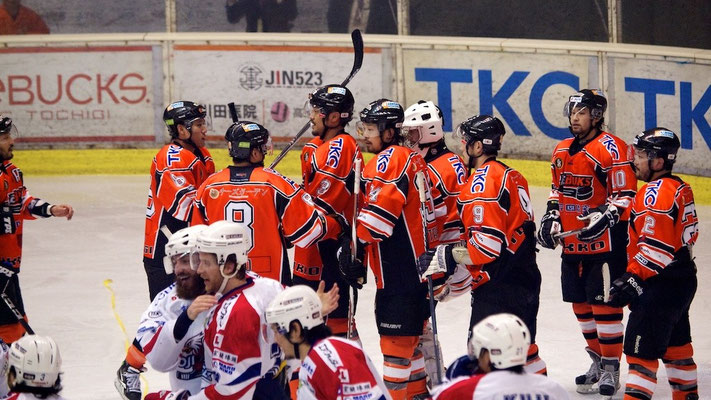 勝者と敗者がすれ違う...