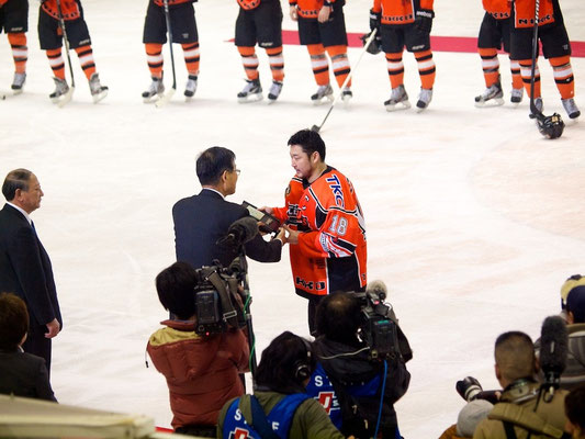 準優勝の表彰を受けるアイスバックス