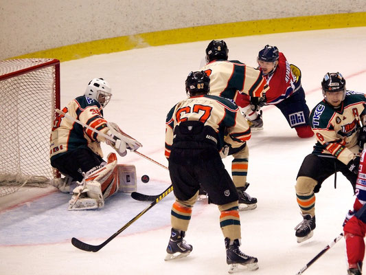 王子イーグルスの3Pの猛攻をアイスバックス小野選手が守ります