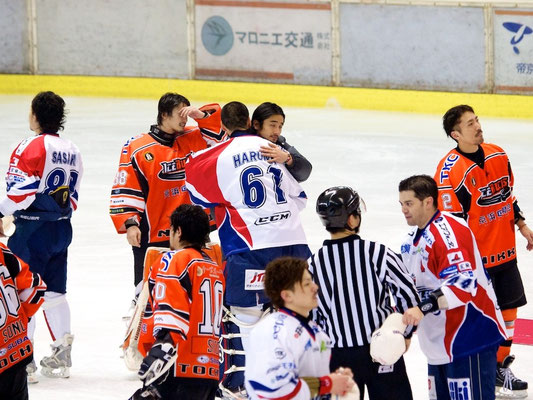 アイスバックス福藤選手とイーグルス春名選手が握手
