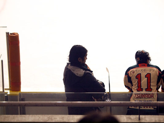 ベンチで戦況を見守る福藤選手