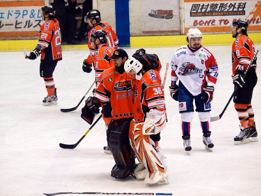 アイスバックス伊藤選手に慰められる