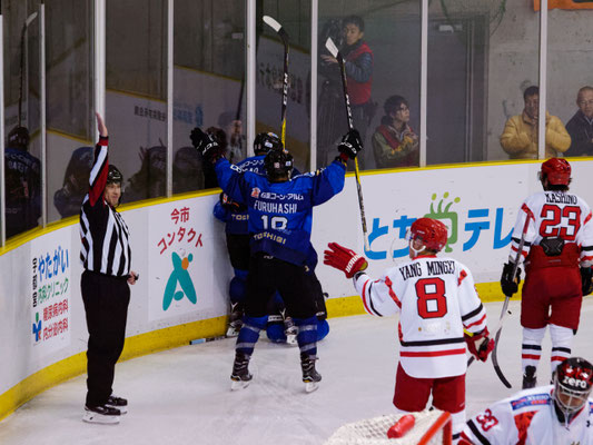 アイスバックス vs チャイナドラゴン: 河合選手のドライブからゴールを破ったがノーゴール