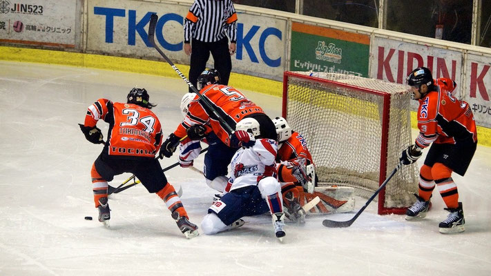 アイスバックス ゴール前の攻防