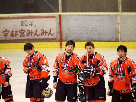 準優勝の表彰を受けるアイスバックス