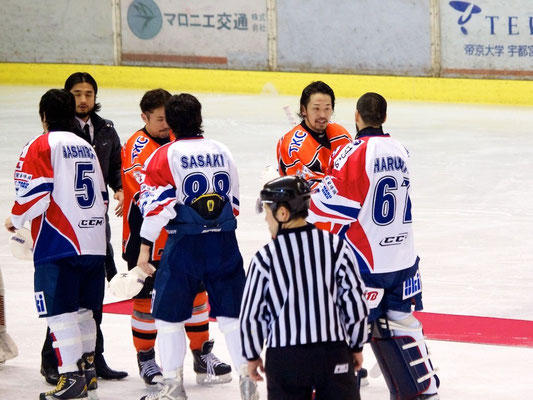 アイスバックス高橋選手とイーグルス春名選手が握手