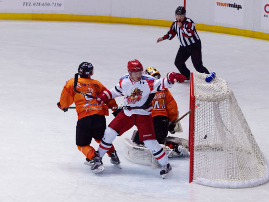 アイスバックス vs チャイナドラゴン: ヤン選手のゴール