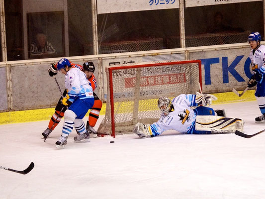 アイスバックス コゼック選手が2点目のゴールで4-1と差を広げます