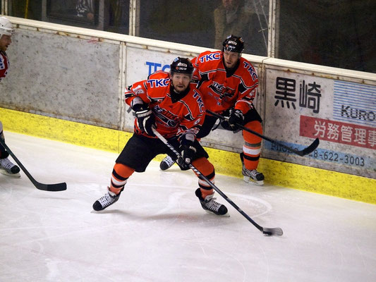 アイスバックス上野選手がゴール裏から回り込む