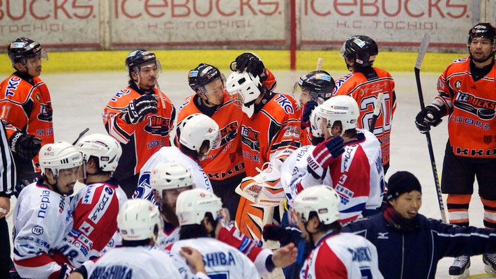 勝者と敗者がすれ違う...