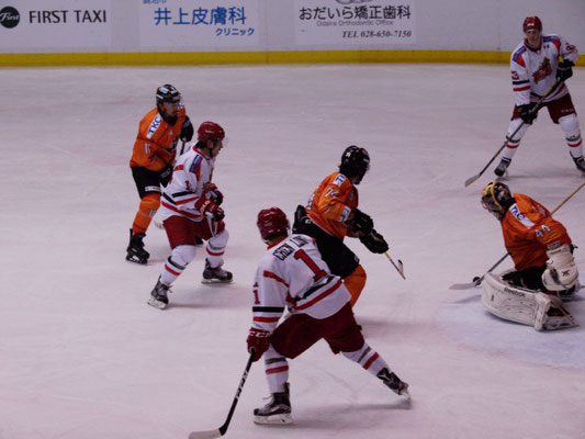 アイスバックス vs チャイナドラゴン: 鈴木選手のゴール