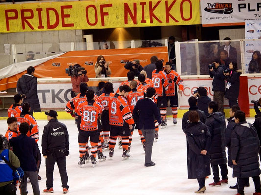 準優勝の表彰を受けるアイスバックス