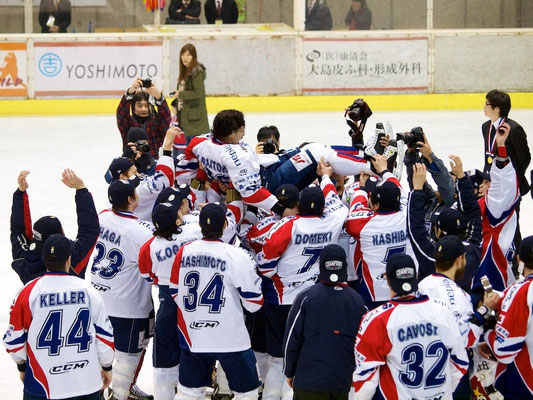 王子イーグルスはキャプテン斉藤哲也選手を中心に優勝を喜ぶ