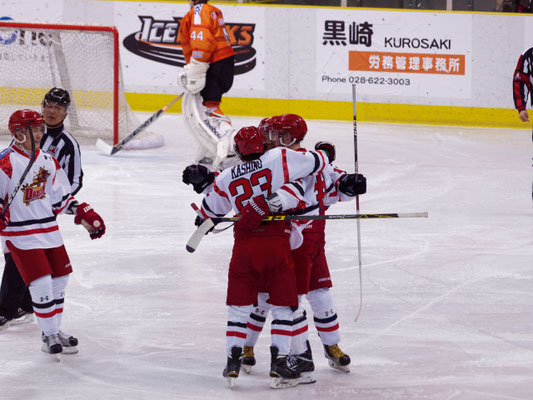 アイスバックス vs チャイナドラゴン: ナタネン選手のゴール